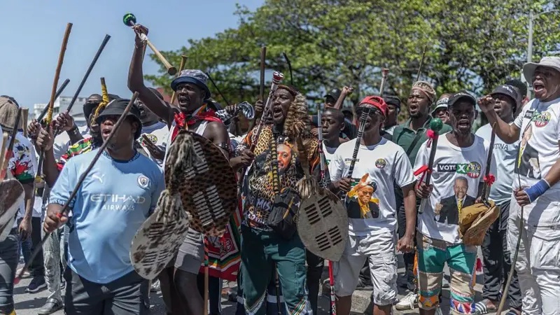 South Africa pause applications from asylum seekers wey be undocumented migrants afta violent protests