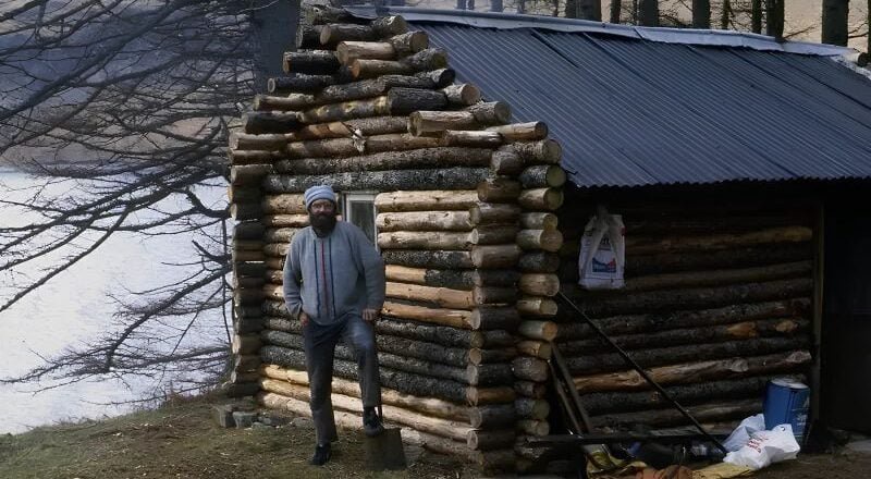 À 74 ans, ce retraité vit seul dans une cabane isolée depuis 40 ans : « Je resterais ici jusqu’à ce que mes derniers jours arrivent »