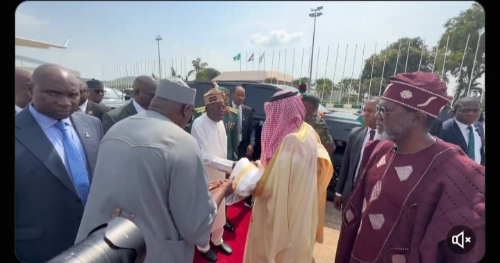 Reactions Trail Onanuga’s Video of Tinubu’s Departure for Makkah
