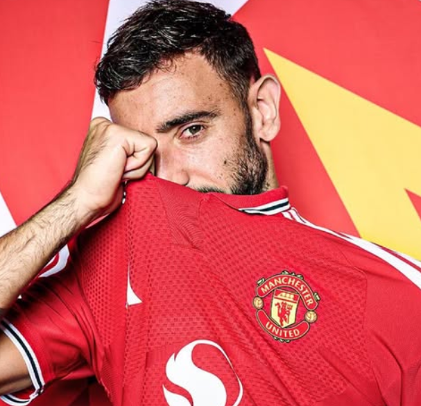 Bruno Fernandes Starts as Manchester United Name Lineup for Como Clash