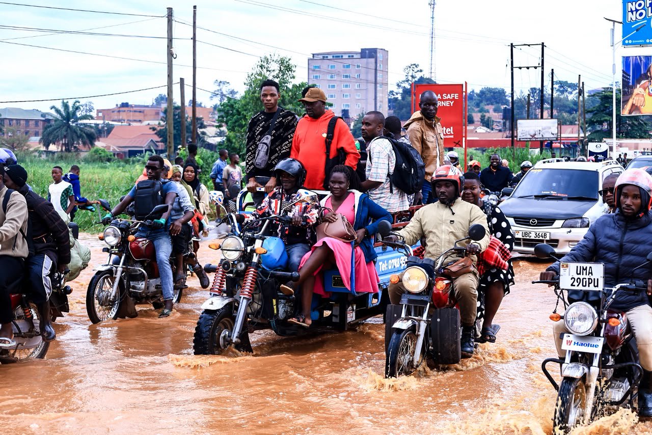 Flash floods leave hundreds of city commuters stranded