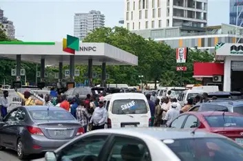 FG Announces 30-Day Petrol Discount as Nigerians Await Relief at Filling Stations