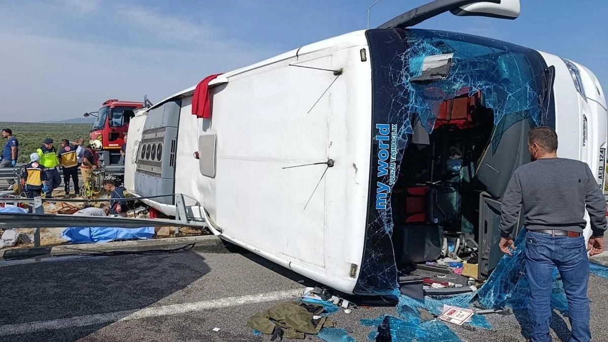 Coach crashes into truck in Turkiye, killing 11: authorities