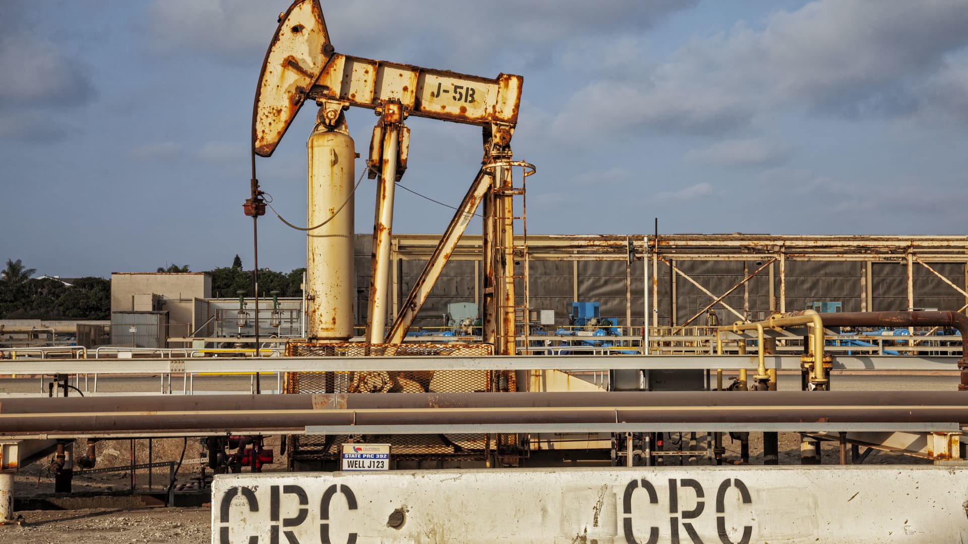 Oil prices slip as traders weigh strong Mideast exports against Gulf tensions