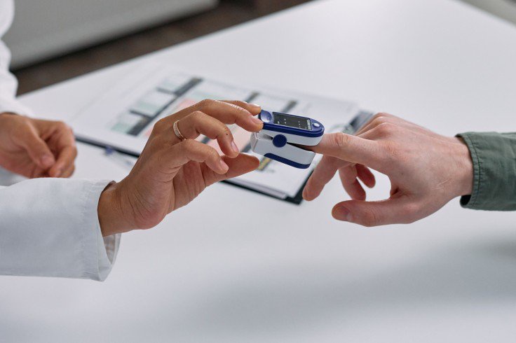 A Pulse Oximeter Showed a Calm Woman’s Heart Rate Swinging From 40 to Over 100, and White Nail Polish Was the Likely Culprit