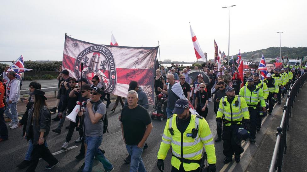 Anti-migrant protest at Dover amid face mask ban