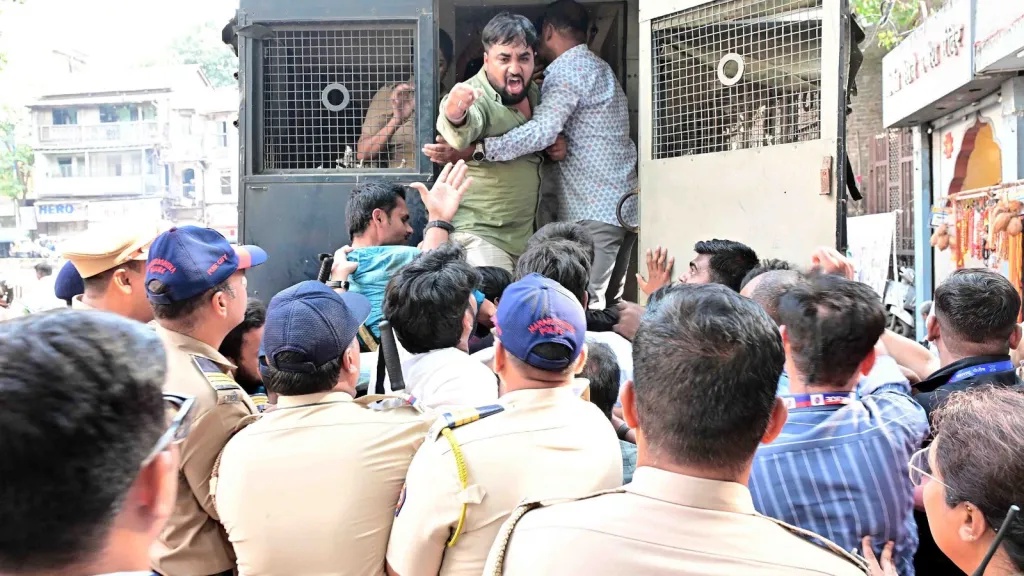 Protest against CEC | MP police release 14 activists in Pune; 88 detained for protest rally from Lal Mahal