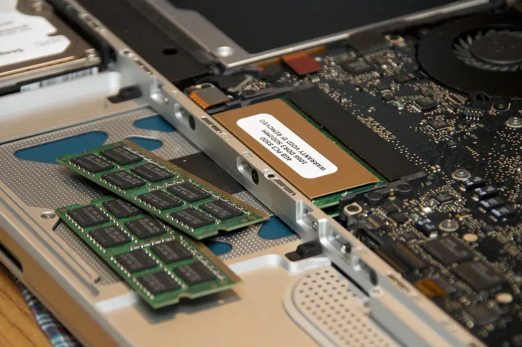 SanDisk Drops 6% in Memory Selloff on China’s DRAM Progress; Seagate Slides 4%