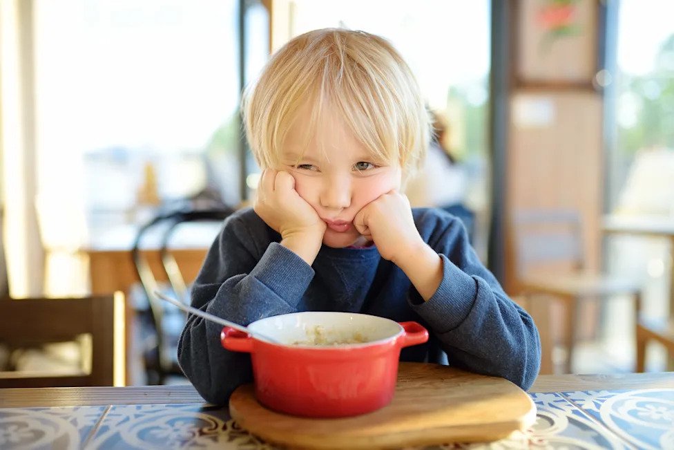 Woman wonders if she’s wrong for making her niece share a plate instead of ordering her own food that always goes to waste