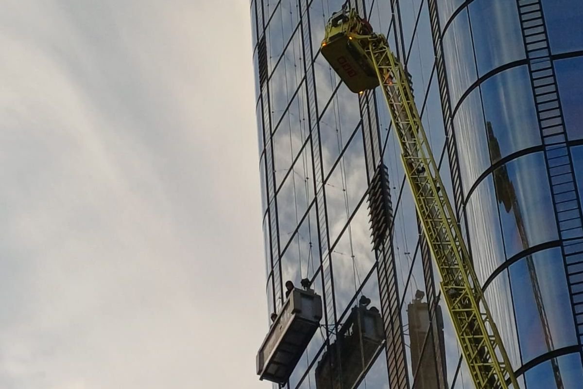 Window cleaners rescued after getting stuck at 15th floor of London skyscraper