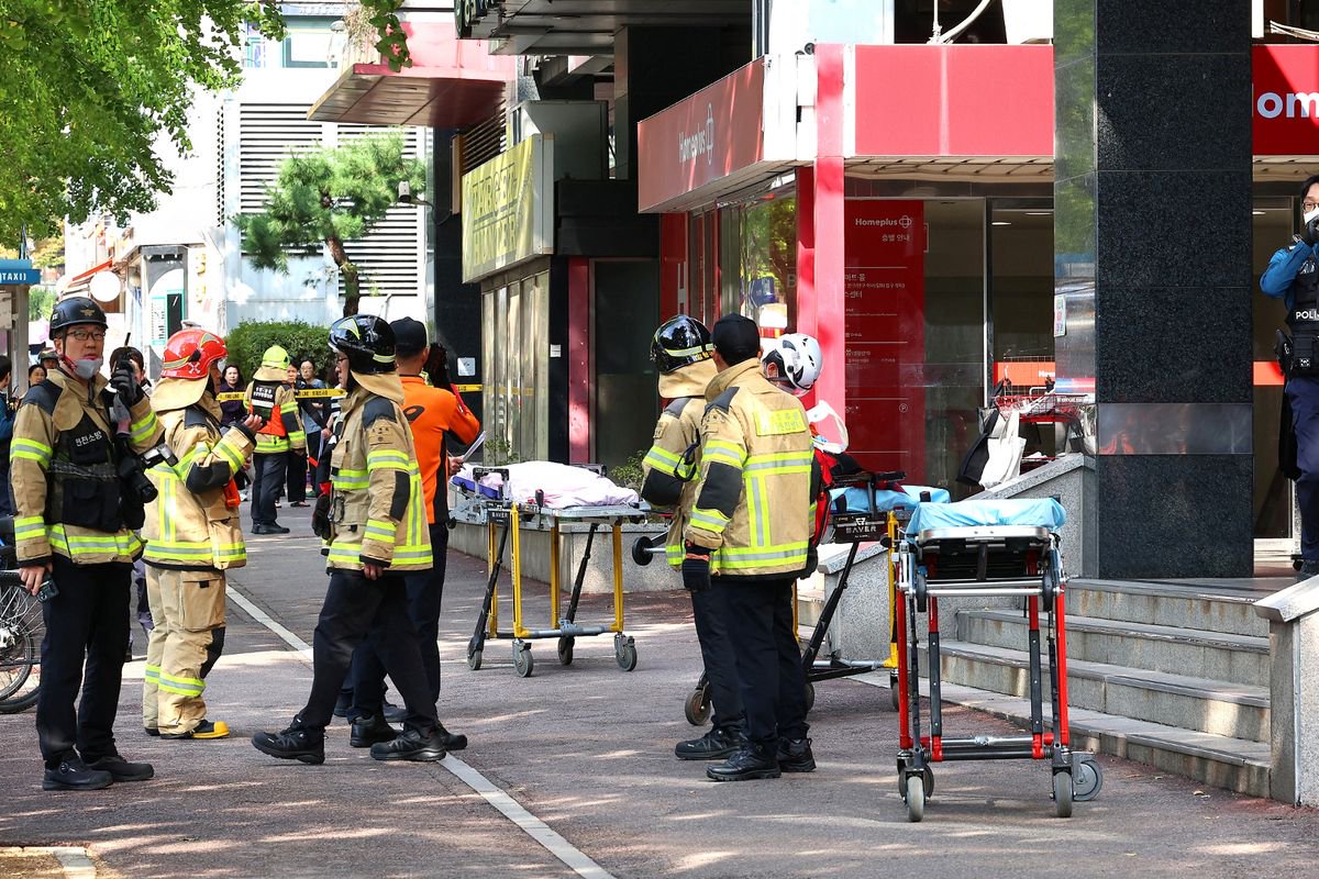 Man stabs at least 8 people in South Korean mall