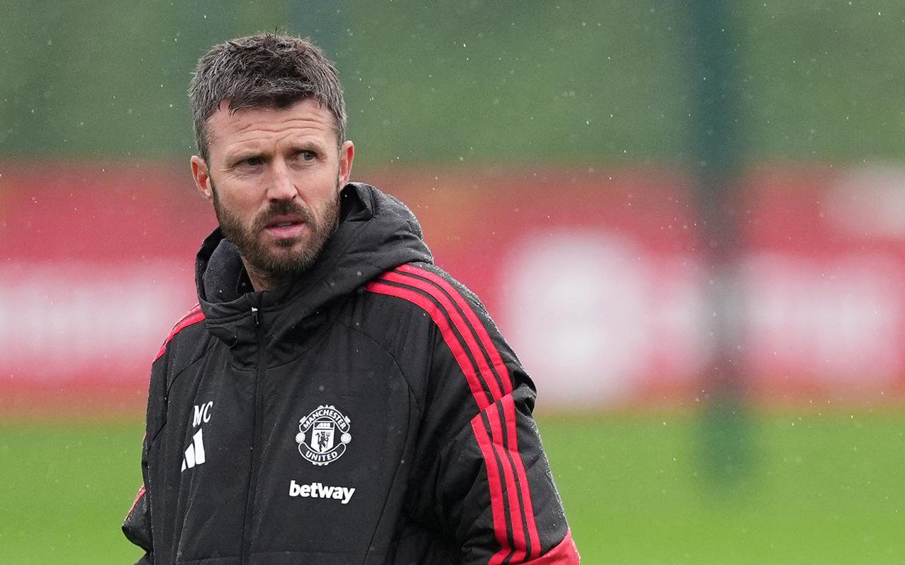 Manchester United: Pressure mounts on Michael Carrick as sack race rivals start to pick up points
