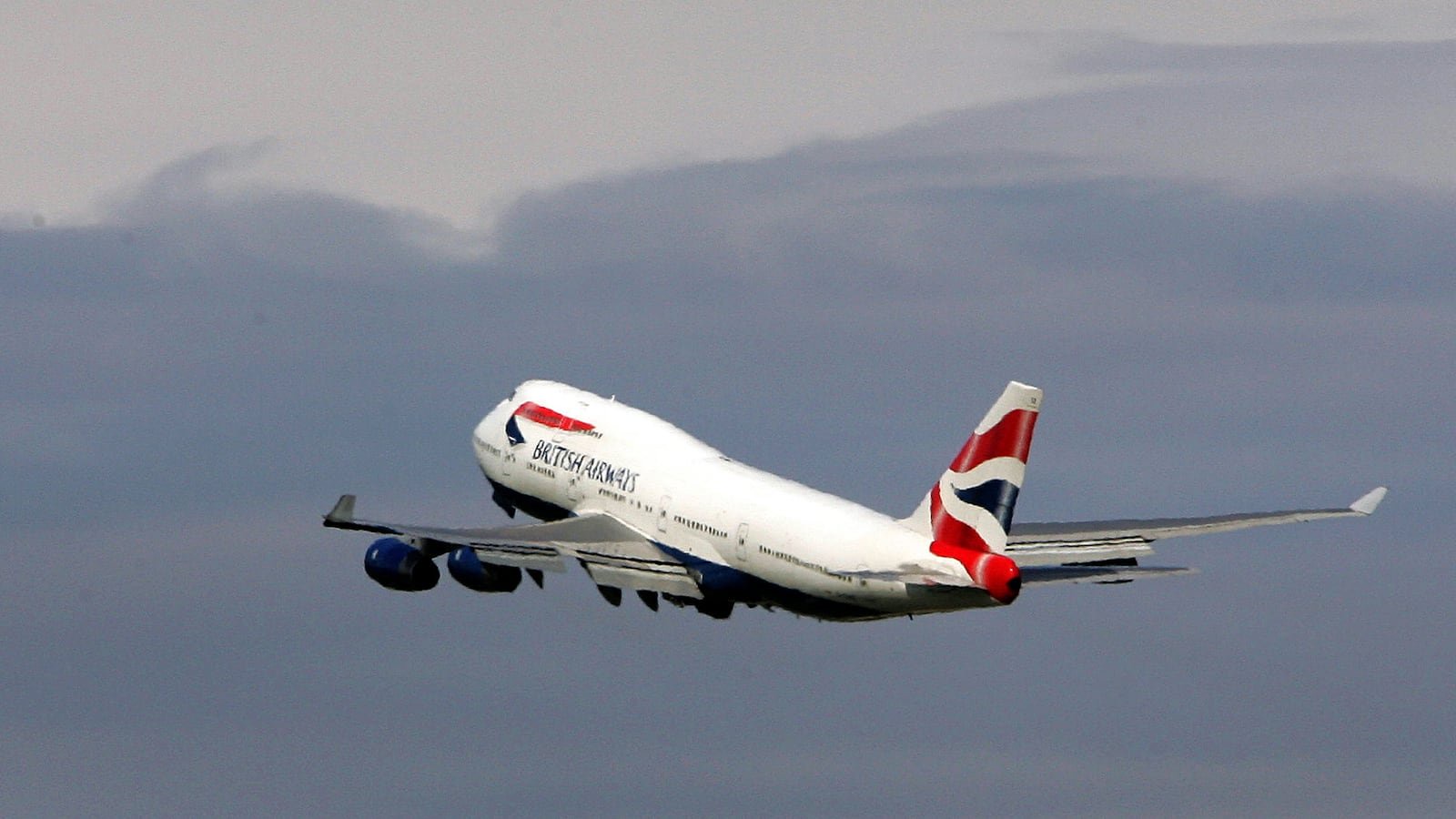 Oxygen Masks Drop as Jet Plunges 28,000 Feet in Midair Emergency
