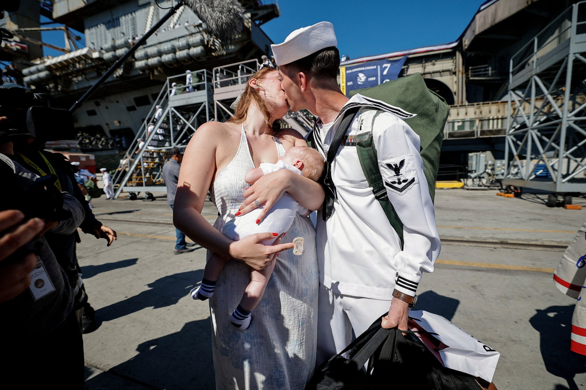 Return of USS Abraham Lincoln and mudslides in Chile: photos of the day – Friday