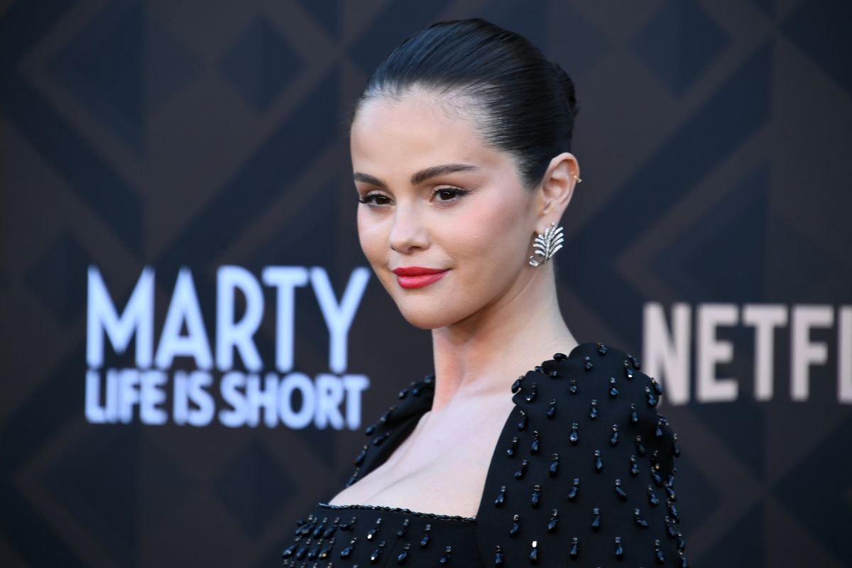 Selena Gomez Says Vaping Is the Reason Her Voice Is Different. What Does a Doctor Say?