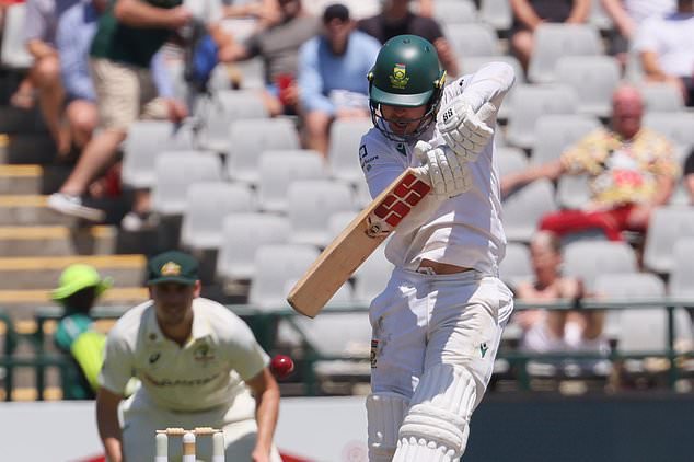 South Africa leads Australia by 102 runs at lunch on day 4 of third cricket test