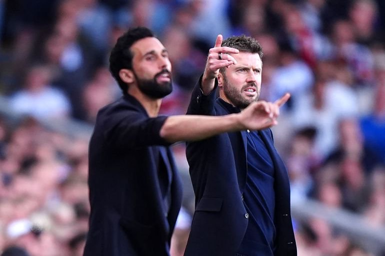 Fulham manager Arbeloa fined for Man Utd refereeing outburst