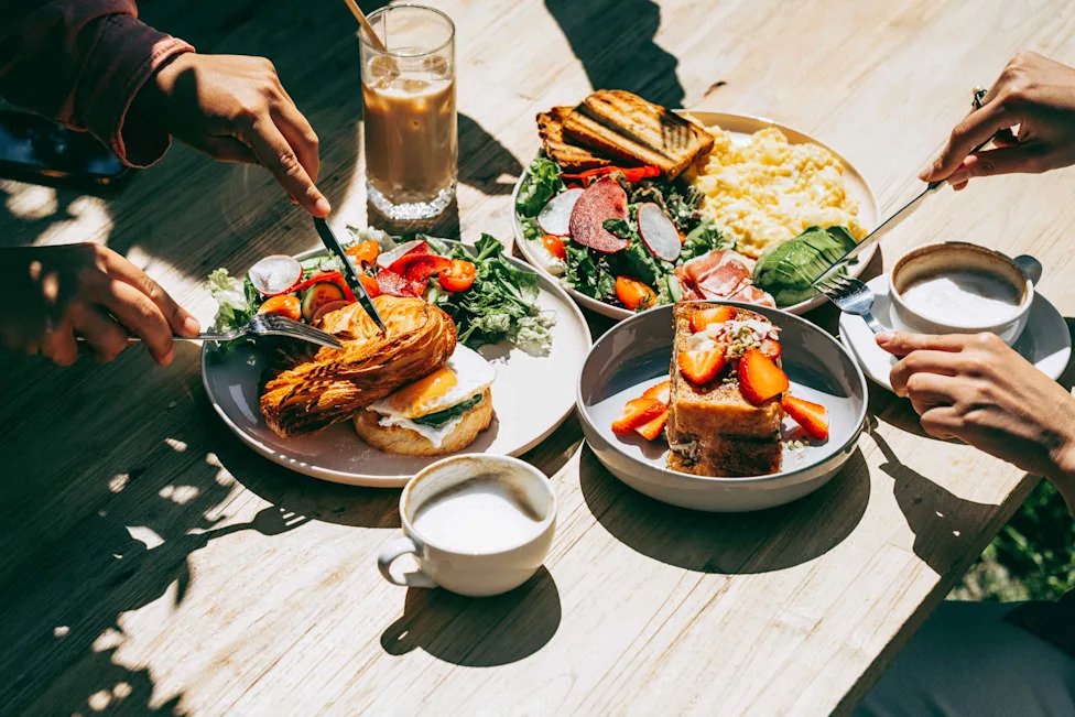 The Best Time to Eat Lunch for Better Digestion, According to a Registered Dietitian