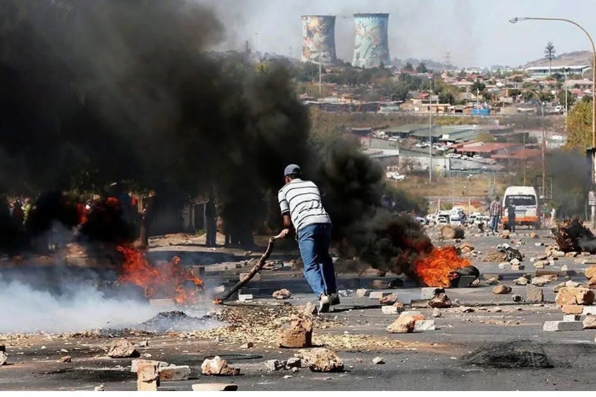 WATCH: Mkhwanazi steps in as looting rocks Durban, Soweto