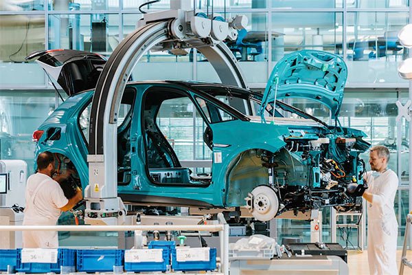 VW Ponders Wage Freeze for 660,000 Employees Through 2030