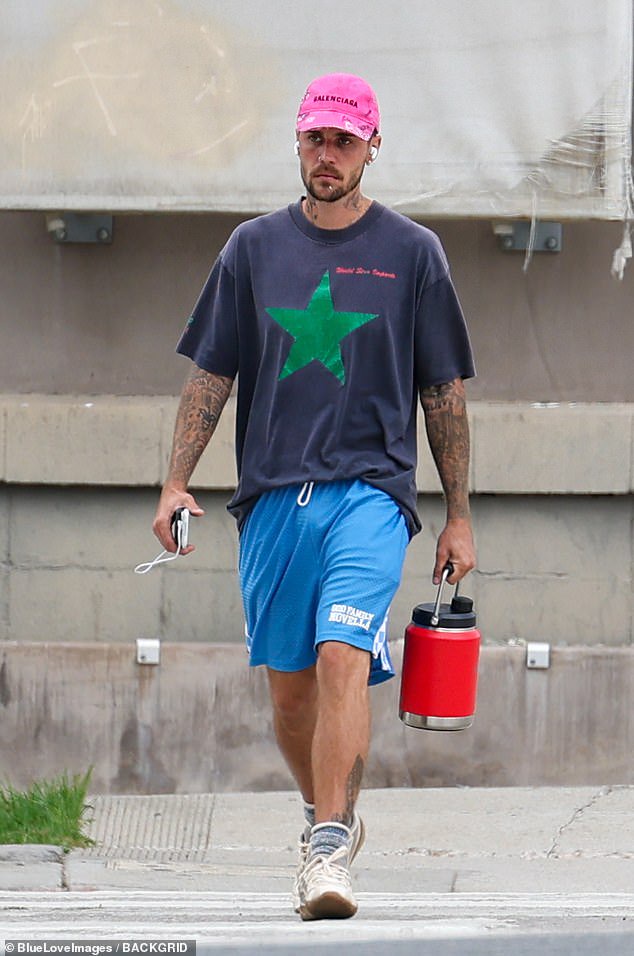 Justin Bieber takes a break on a park bench in LA… days after performing in one of the city’s most dangerous areas