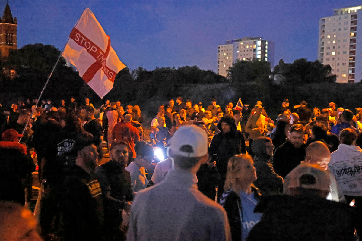 Protesters gather as migrant dinghy heads for south coast