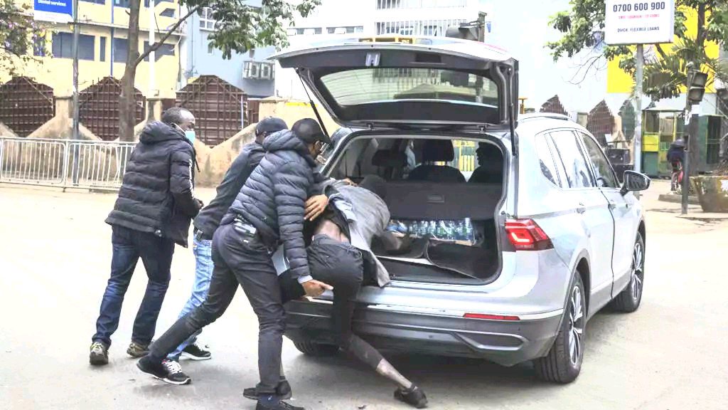 Nairobi: Drama As Prominent CS Is Forced To Pay Goons Over KSh 100,000 After Being Held Hostage