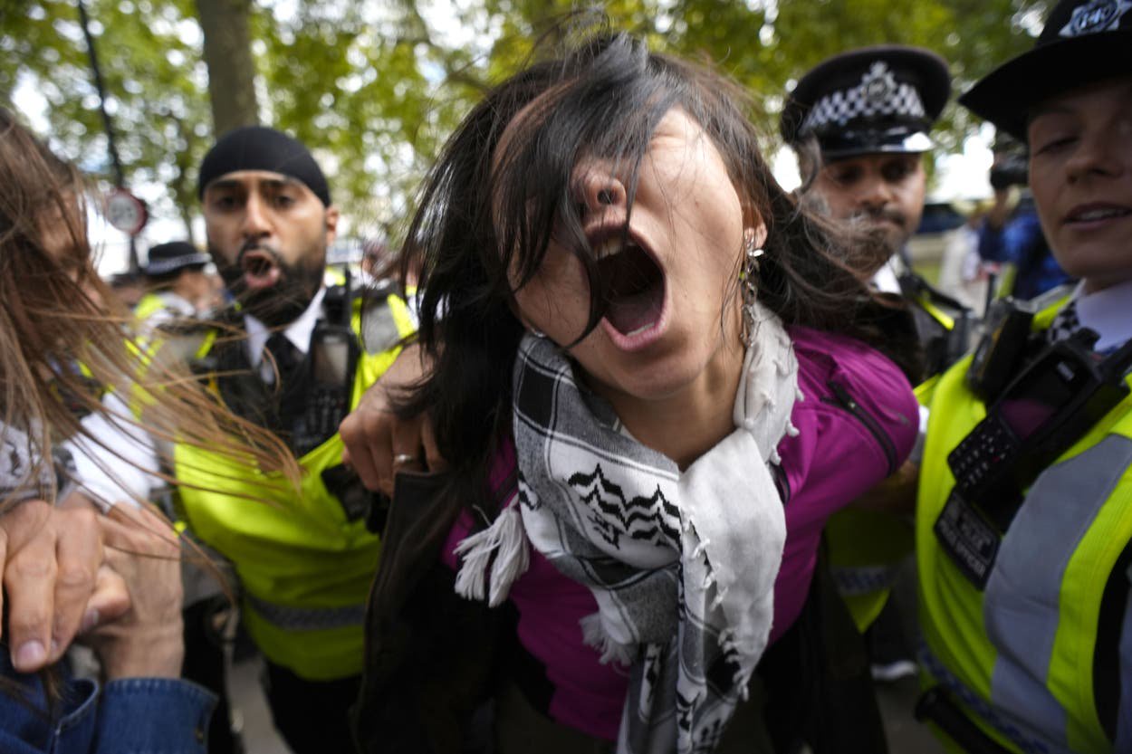 Thousands of pro-Palestine protesters begin march through London