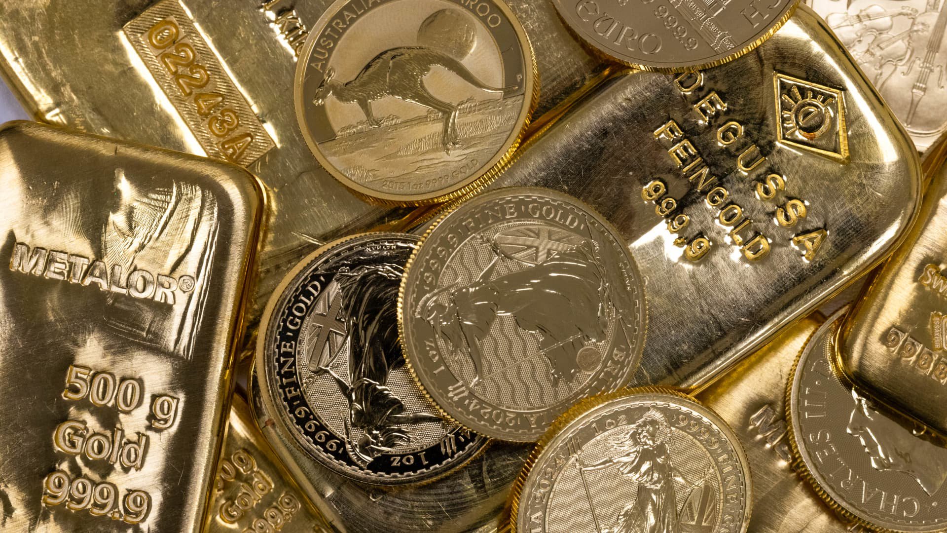 Gold inches up on softer dollar as investors assess Fed rate outlook