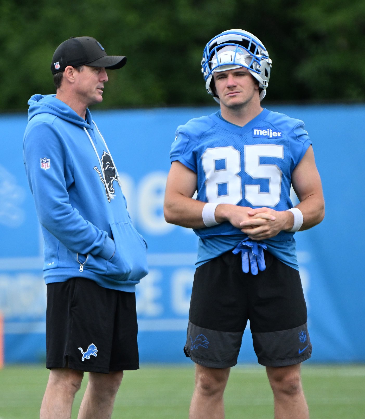 Two Lions carted to locker room with injuries against Cardinals