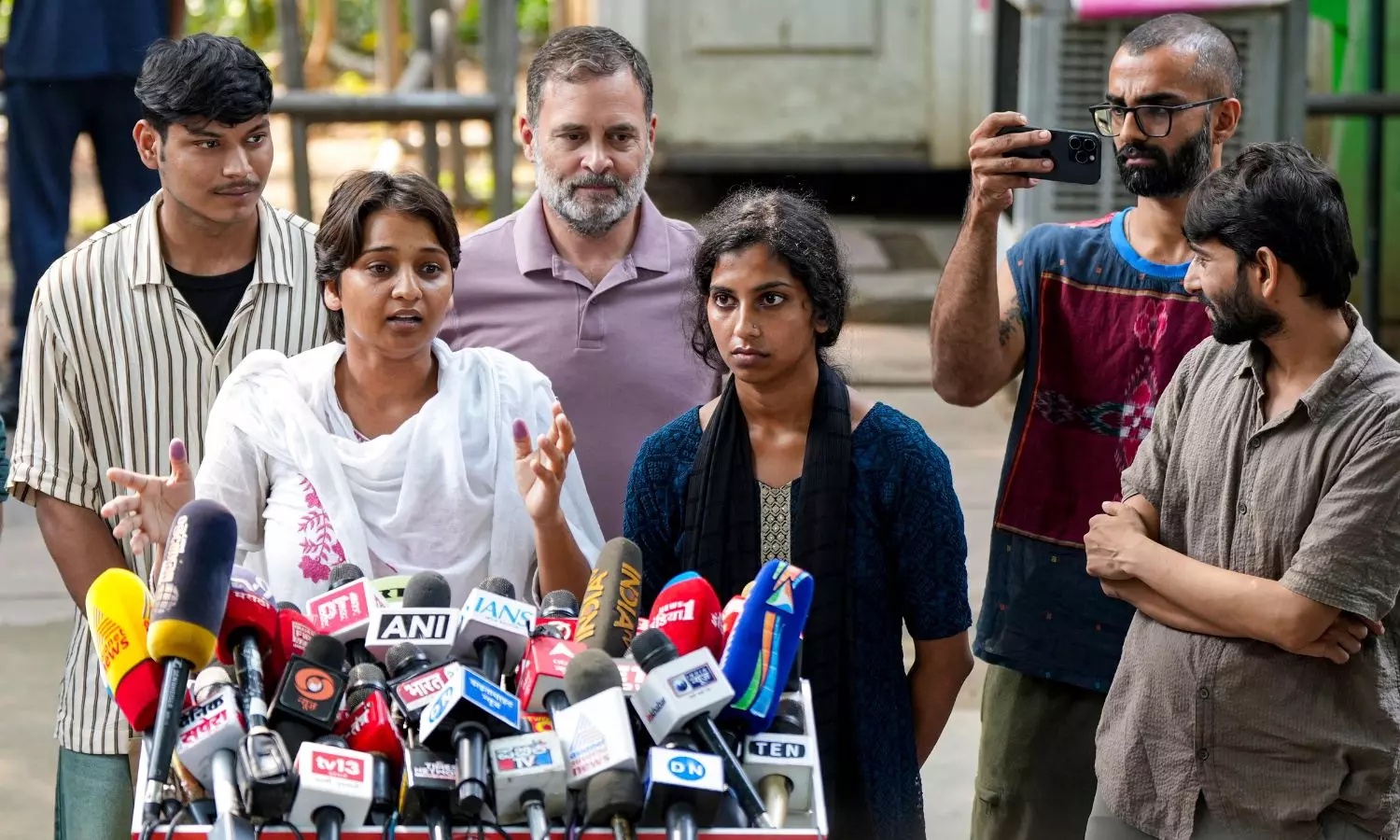 Rahul Brings To Press SIR Protesters Who Faced Delhi Police Brutality