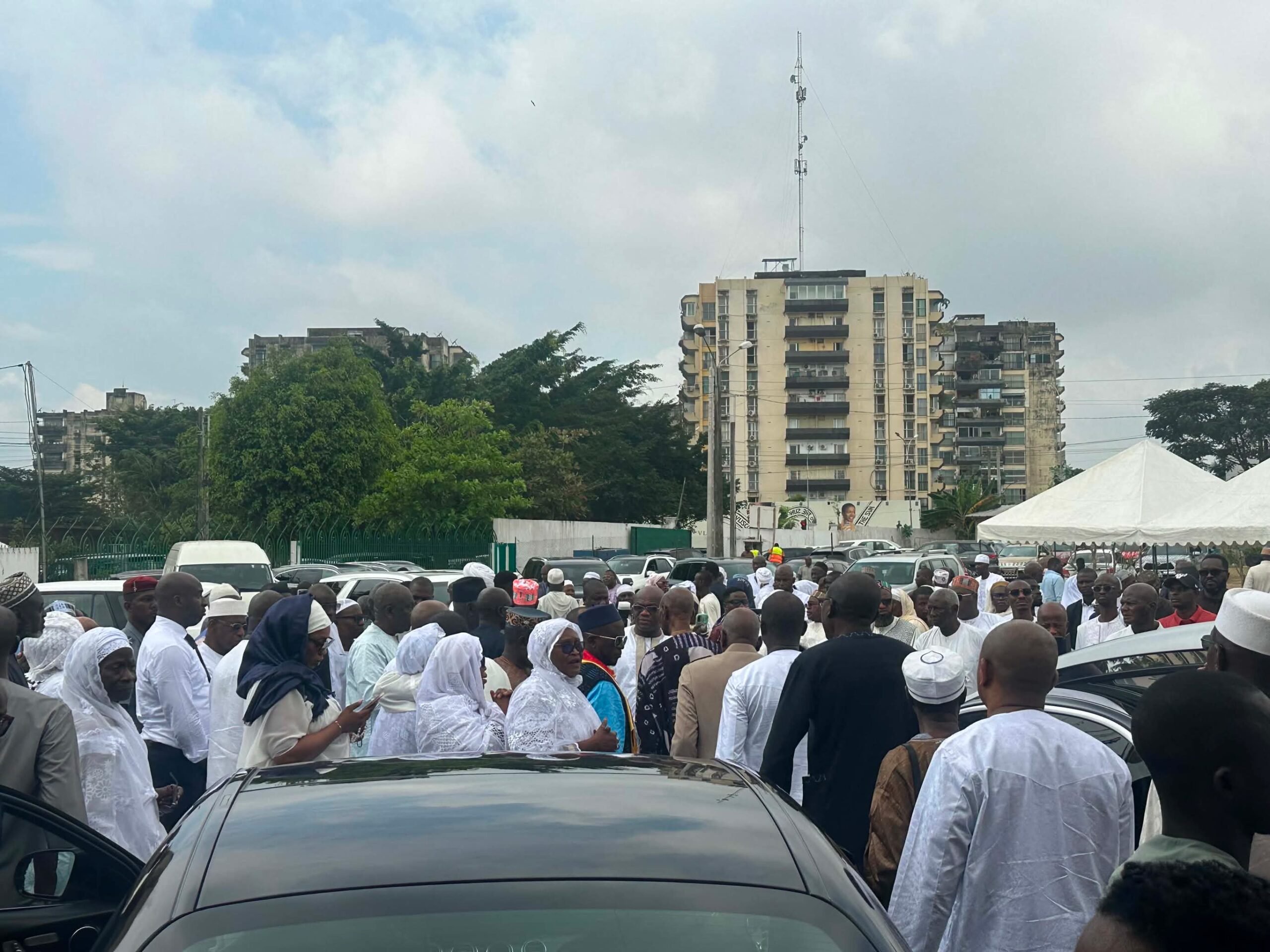 Abidjan : une foule émue accompagne Sidya Touré, ancien Premier ministre guinéen, à sa dernière demeure