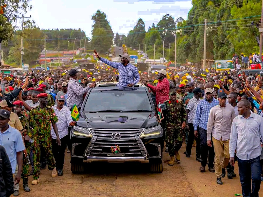 Huge Crowd Receives Ruto & His Entourage Shortly After Church as He Arrives for Key Event in Kitui
