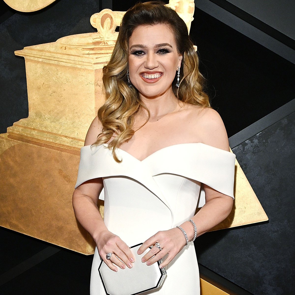 New Security Footage Shows Kelly Clarkson’s Visit to Art of Play as Online Drama Soars Higher