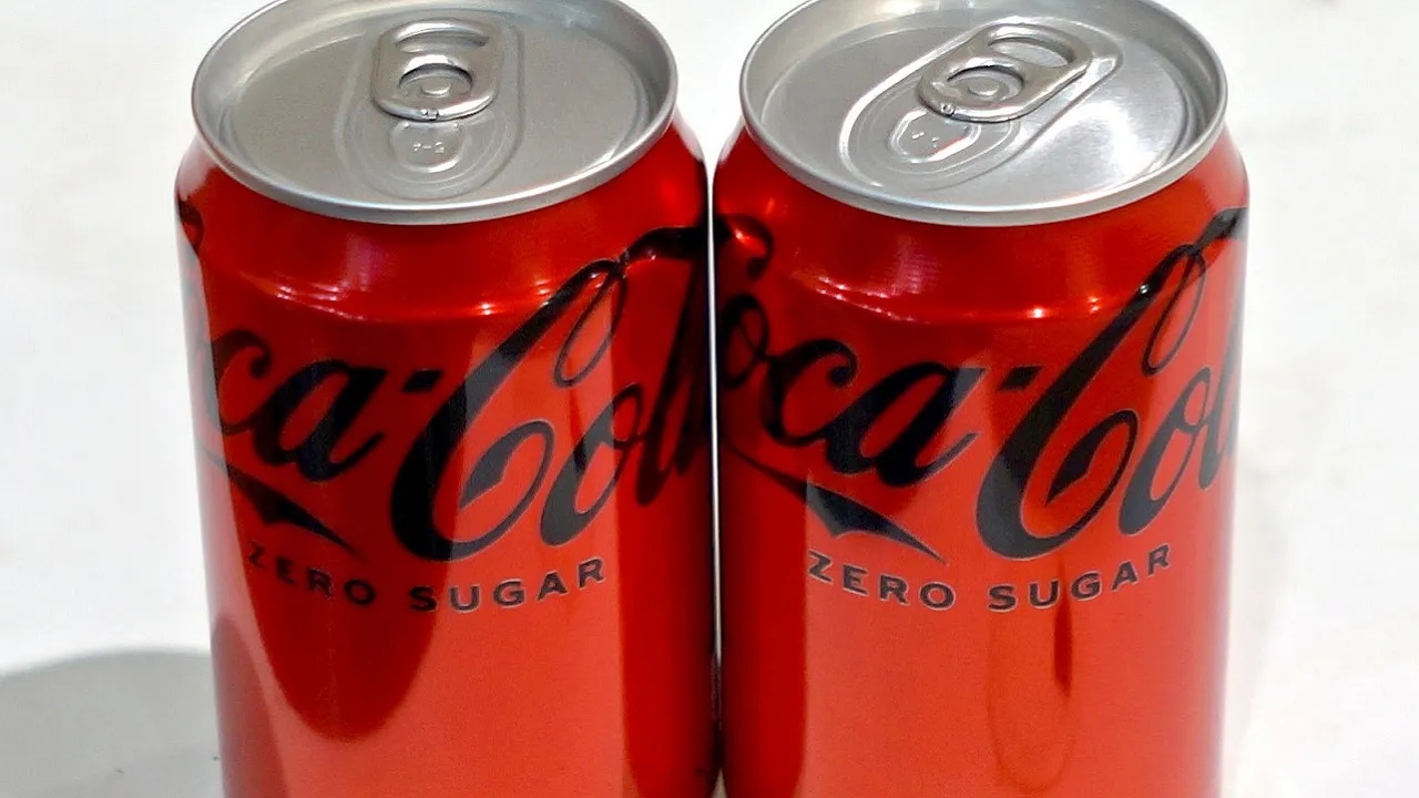 Office employee pays $4.25 for a Coke Zero every day. 3 years later, he reveals the secret behind button C4 and the 600 extra cans he’s taken home