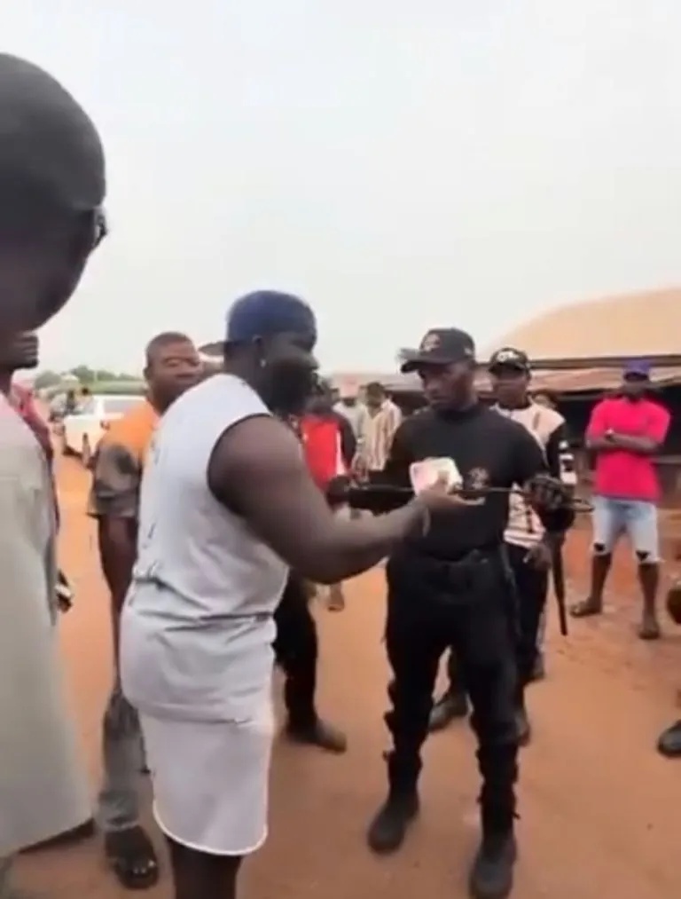 Angry youths confront policemen, retrieve alleged bribe collected at checkpoint
