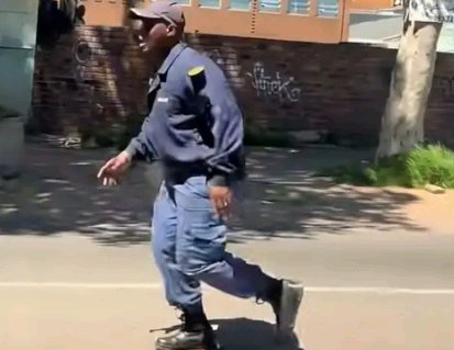 “Police Running From Criminals”: Viral Video of SAPS Officer Fleeing Crowd Divides Mzansi