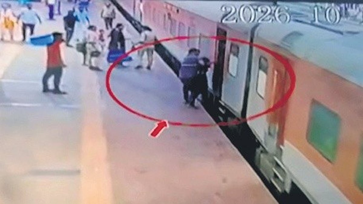 Hyderabad: RPF cop saves man from getting crushed by train at Kacheguda Railway Station