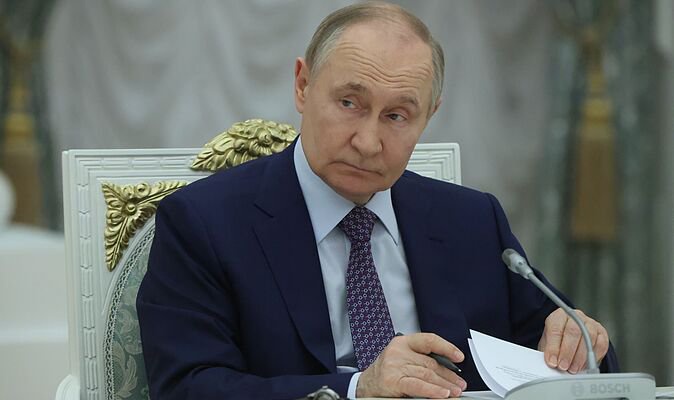 Putin ‘stuck in the air’ as ‘Ukrainian drones’ shut major Russian airports