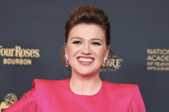 Kelly Clarkson says a Brooklyn store snubbed her. The shop says the item she wanted wasn’t for sale.