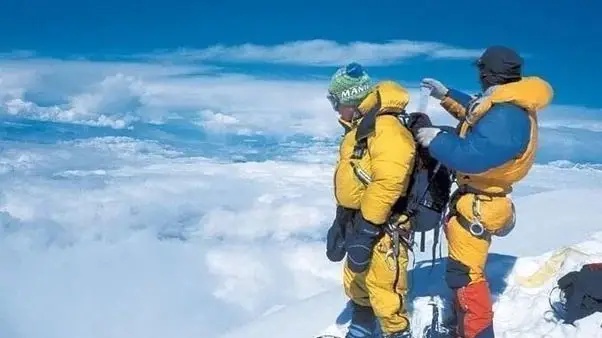 Sobering photo shows man attempting to snowboard from summit of Mount Everest before he was never seen again