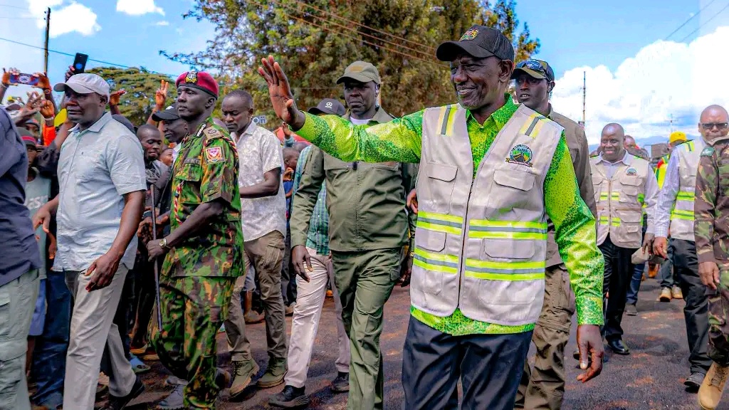 Ruto Spotted Reprimanding His Bodyguards After Quickly Swinging to Stop Handshakes From Crowd~Video