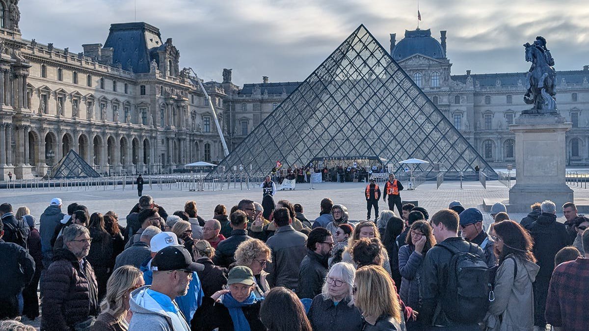 Top tourist destination in the world shuts down amid violent protests
