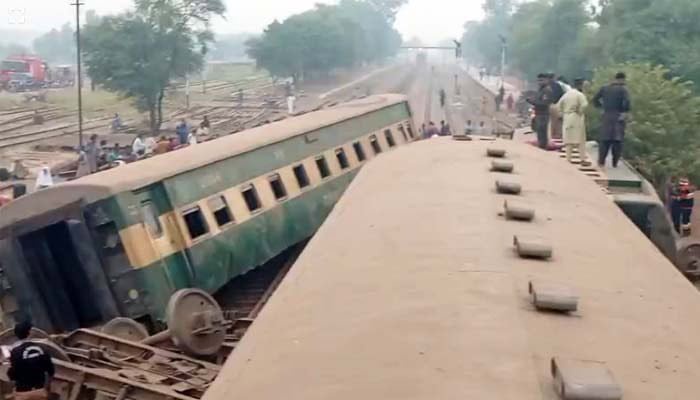 At least four killed, 30 injured as Rahman Baba Express derail near Multan
