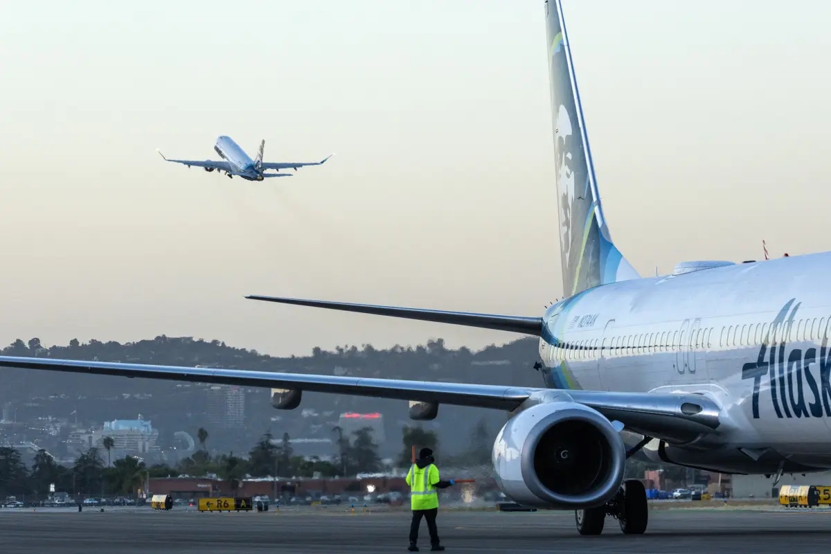 Burbank airport’s new $1.3-billion terminal opens — bigger and sleeker than ever