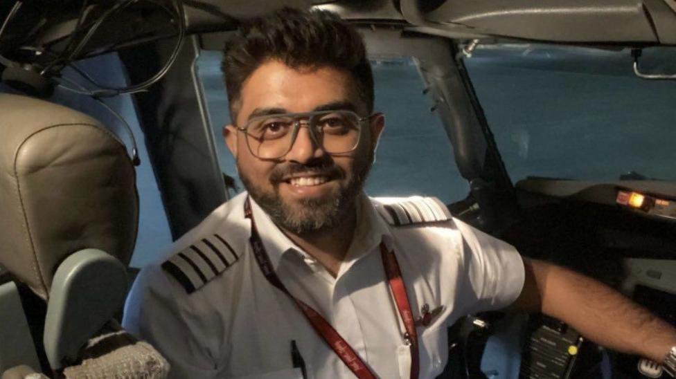 Who is the ‘hero’ Indian pilot who was stabbed on Israel-bound flight?