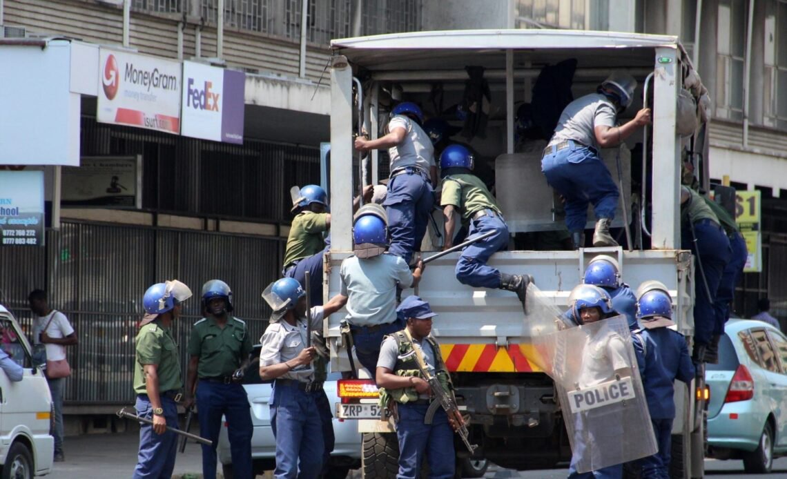 Chaos erupts as municipal police, vendors clash