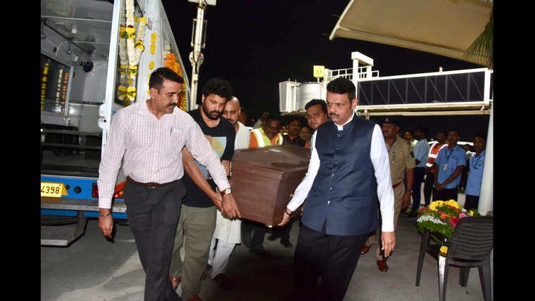 CM Devendra Fadnavis Pays Tribute to Nana Patekar at State Honours in Pune