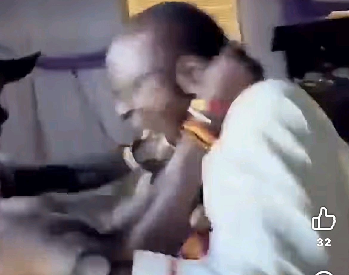 Ghanaians Left In Shòck As Priest Was Seen Fighting Dirty With His Church Member In Church