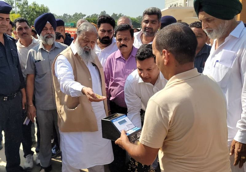 Vij inspects paddy procurement operations at Ambala grain market